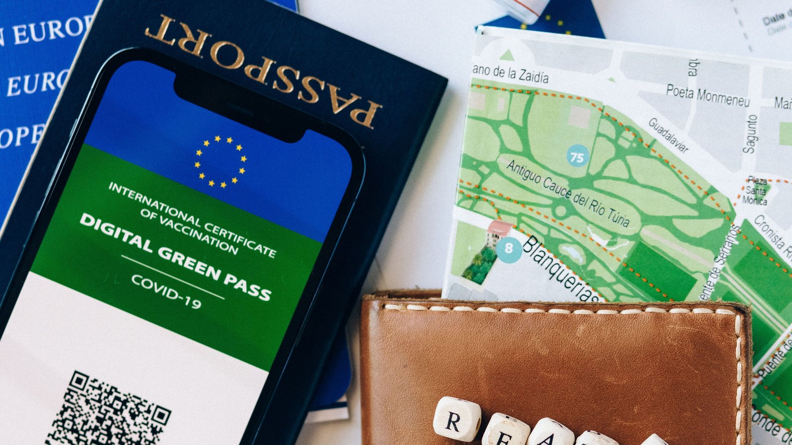 Паспорт, билеты и дорожные документы на столе перед вылетом