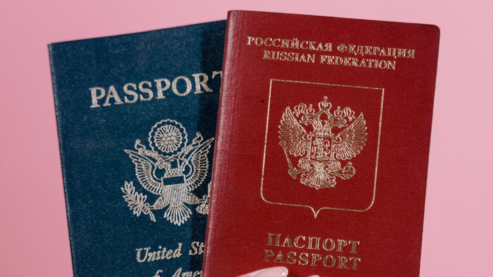 Загранпаспорта в руке перед международной поездкой
